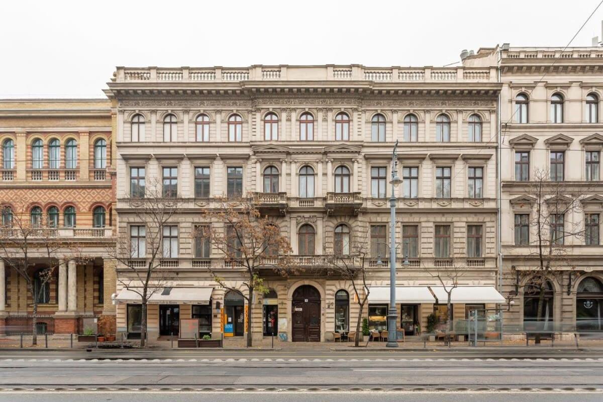 New Location * Budapešť